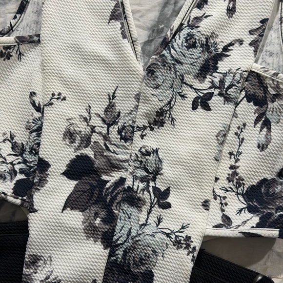 Love Black & White Floral V-Neck Cropped Tank - Picture 3 of 6